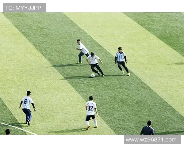 球星佩戴头部面具驰骋绿茵展现足球激情与拼搏精神